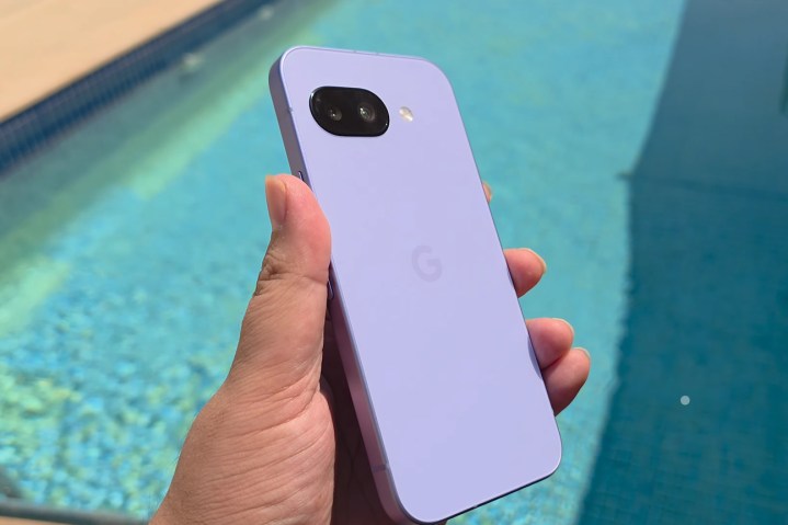 Vue arrière du Google Pixel 9A.