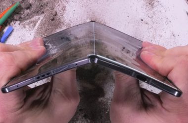 Grincer des dents alors que le téléphone pliable le plus mince du monde l'obtient dans le test de durabilité