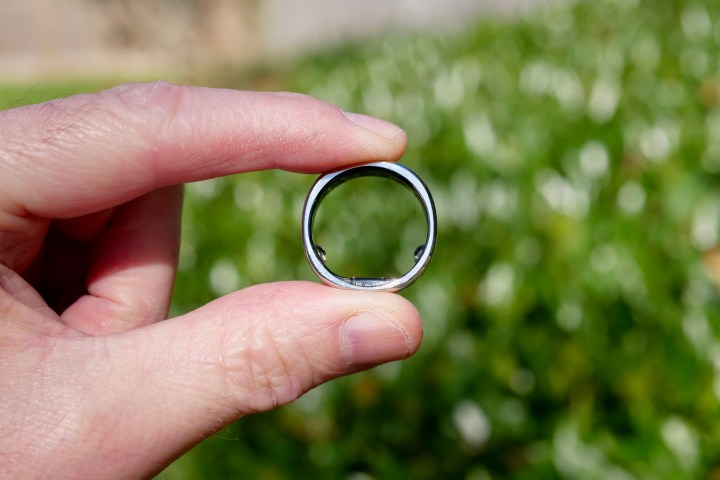 Une personne tenant l'air Ringconn Gen 2.