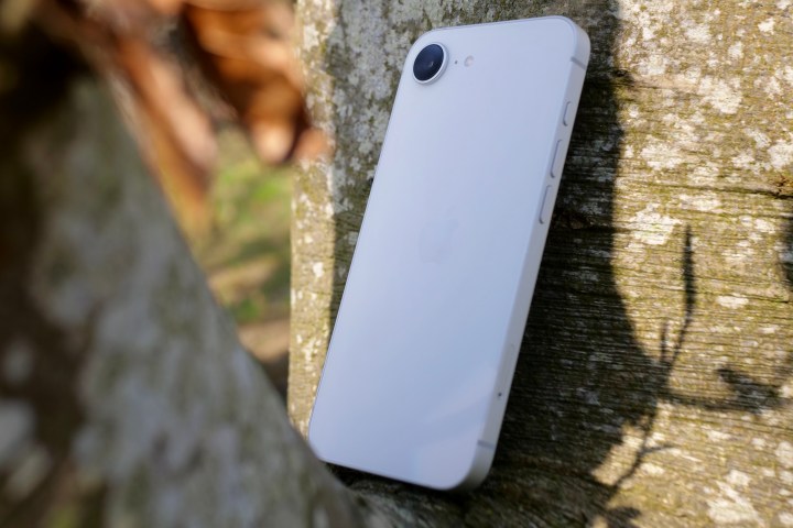 L'arrière de l'Apple iPhone 16E.