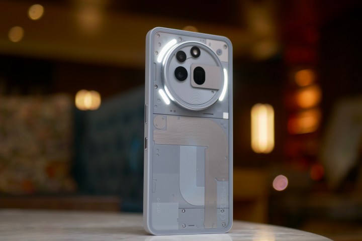 L'arrière du Nothing Phone 3A Pro, avec les feux de glyphes actifs.