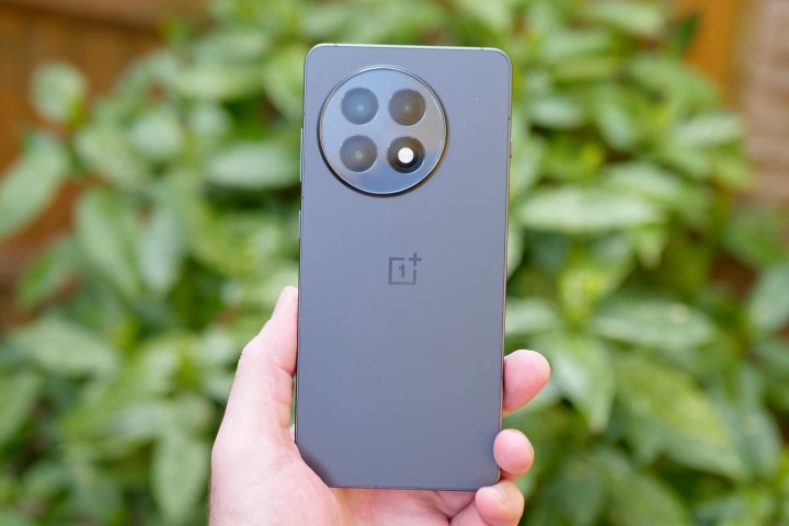 Une personne tenant le OnePlus 13r.