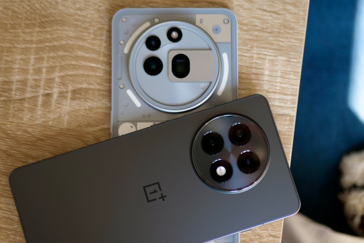 Les caméras OnePlus 13R et le Nothing Téléphone 3A Pro.