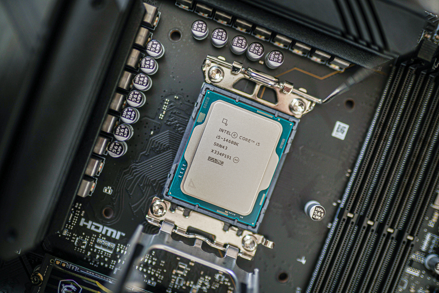 Processeur Intel Core i5-14600K à l'intérieur de sa prise.