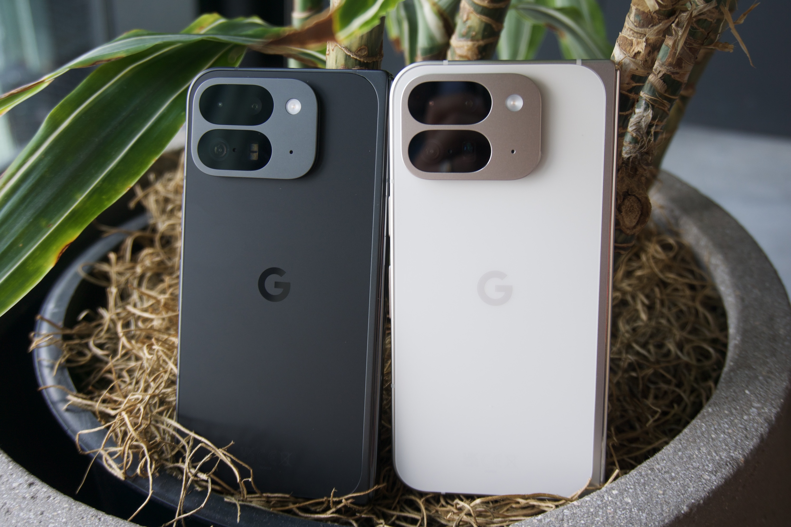 Le Google Pixel 9 Pro se replie dans ses deux couleurs, obsidienne et porcelaine.