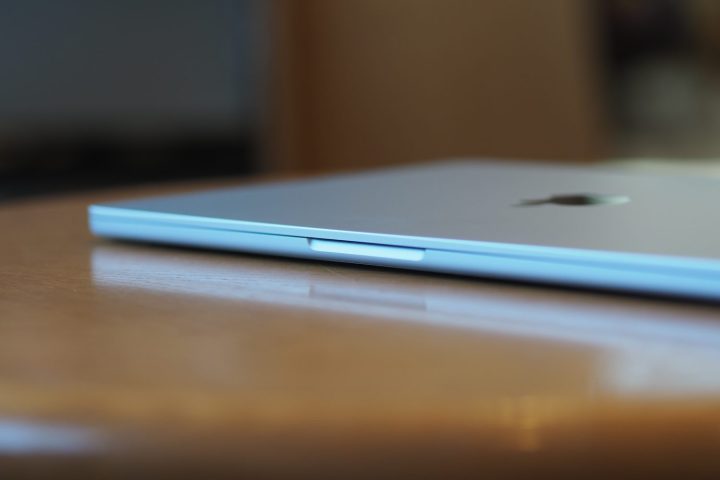 APPLE MACBOOK AIR 15 M4 View Front affichant les bords et les encoches.