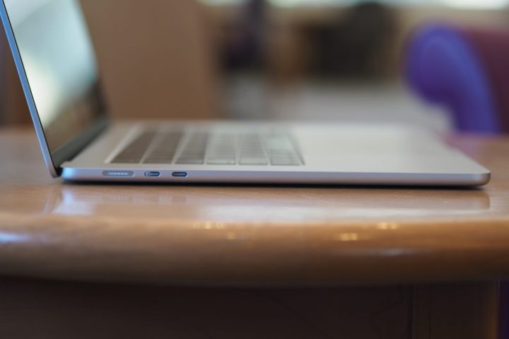 Vue latérale Apple MacBook Air 15 M4 montrant les ports et le couvercle.