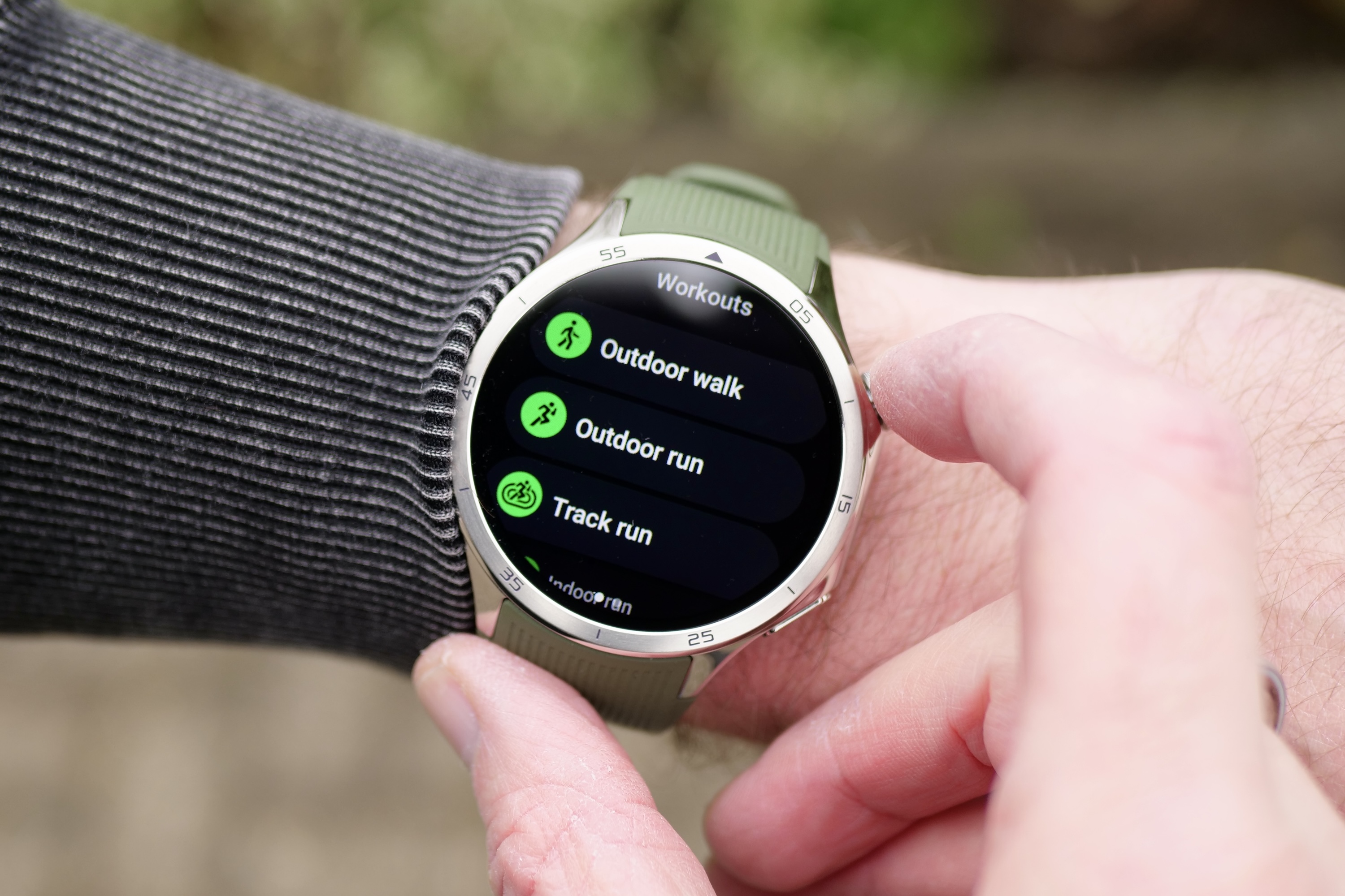 Une personne portant la montre OnePlus 3 montrant les différentes activités disponibles.