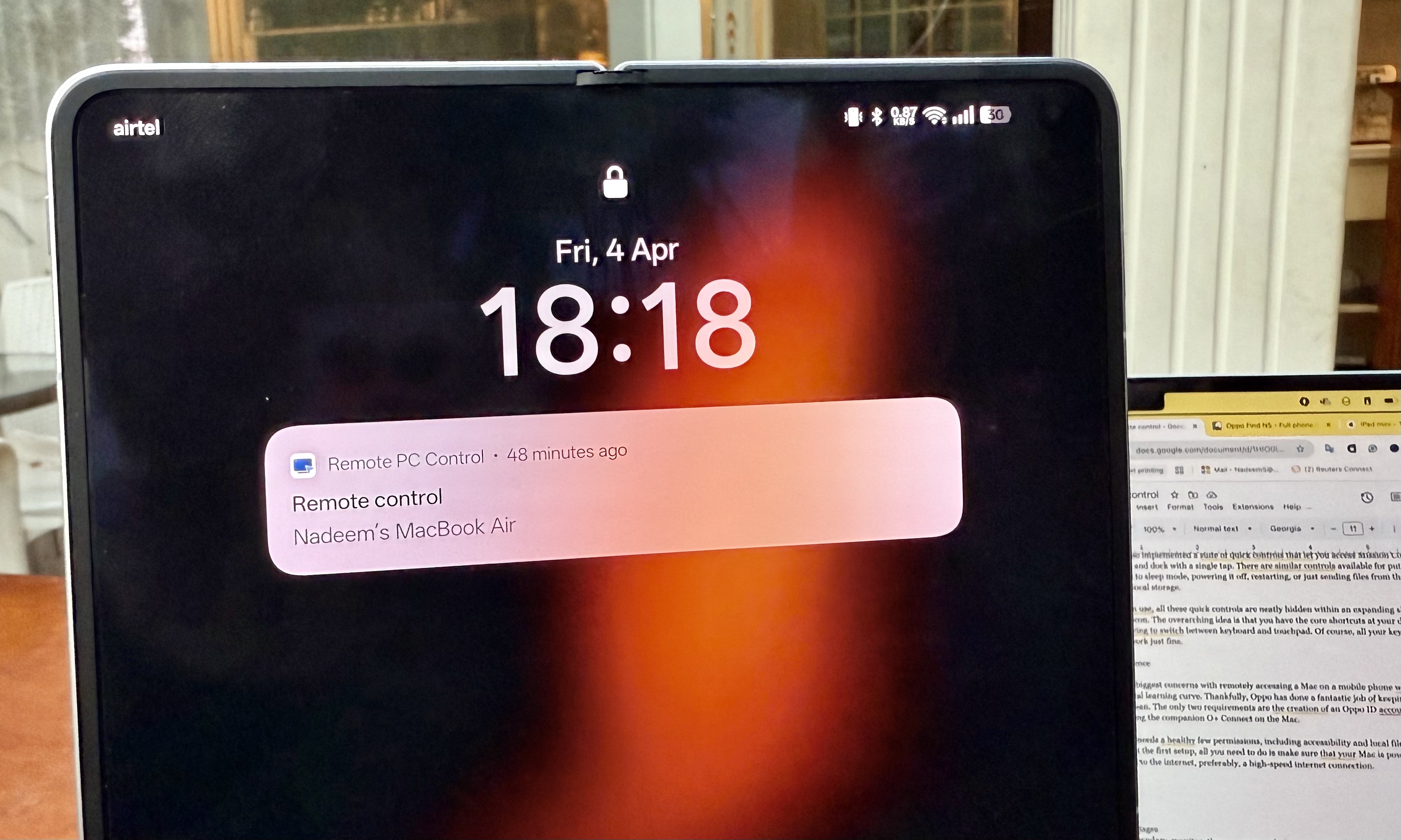 Une personne accédant à distance à un Mac en utilisant l'Oppo Find N5.