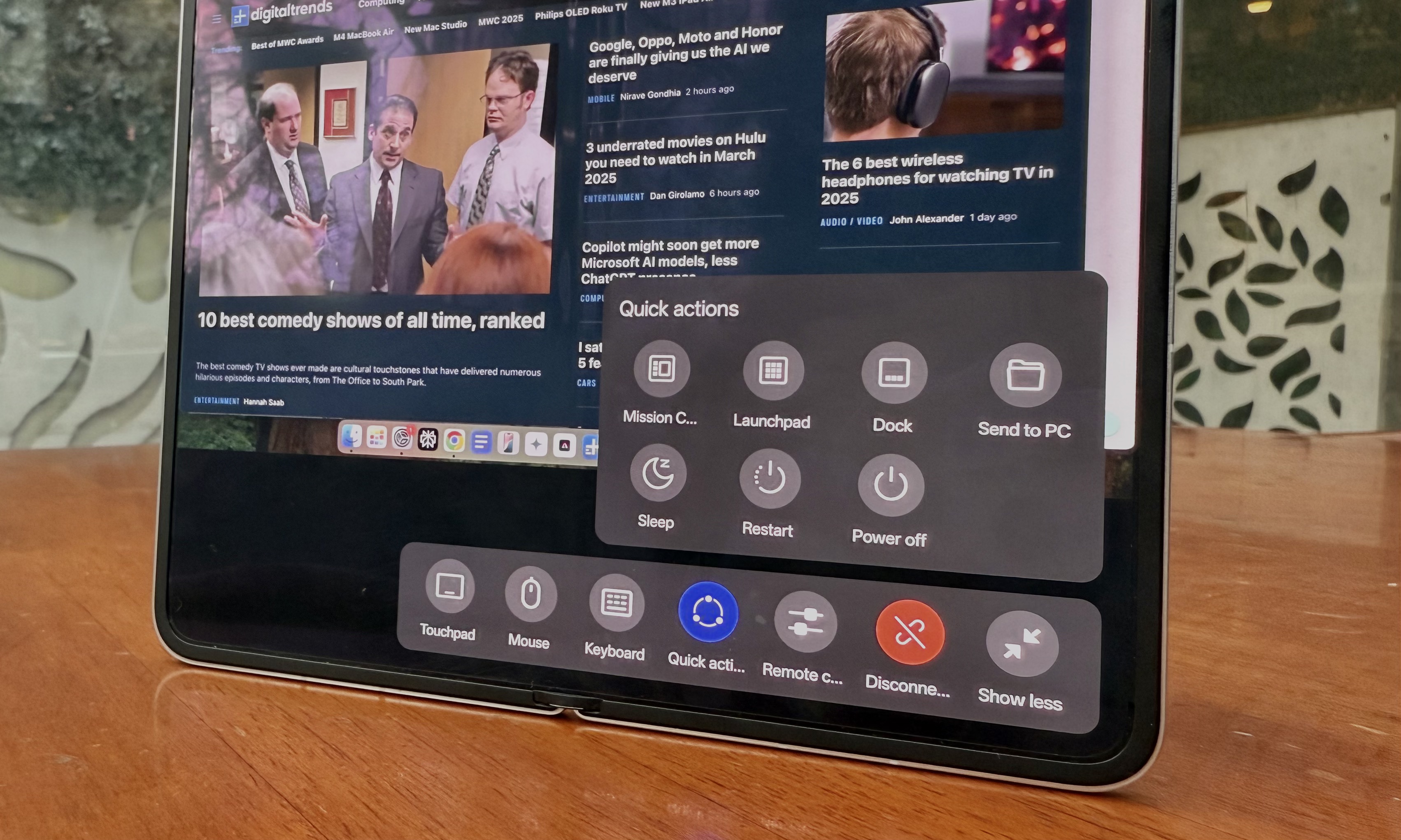 Un Mac est contrôlé à distance par un utilisateur sur une recherche OPPO N5.