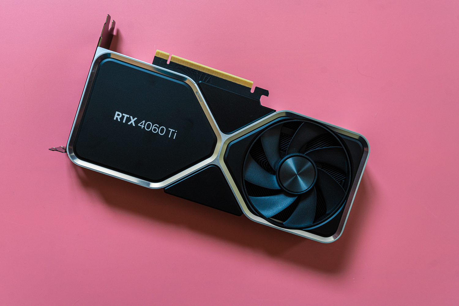 RTX 4060 Ti assis sur un fond rose.