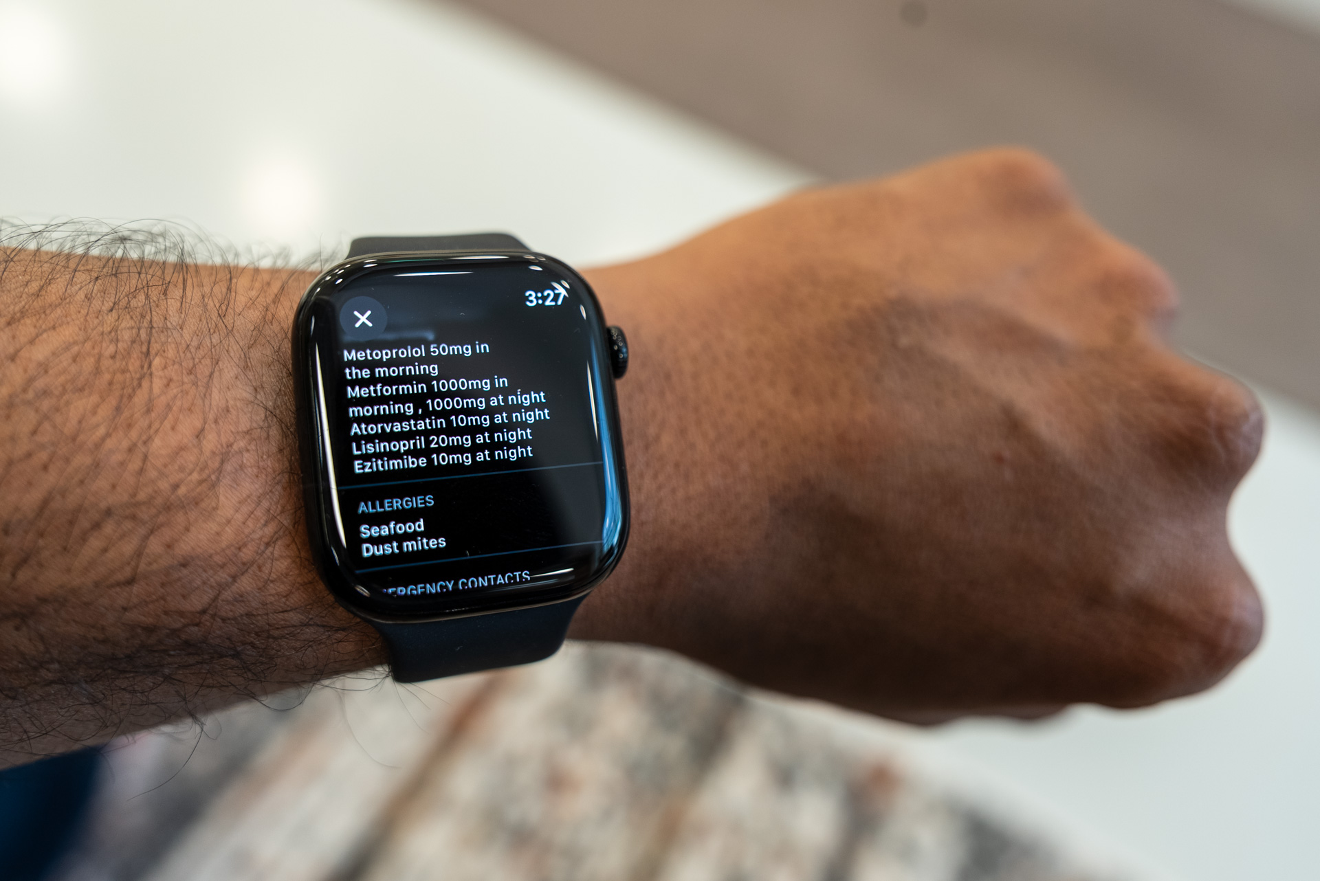 Médicaux d'identification médicale sur Apple Watch Series 10 attachés à la main d'une personne.