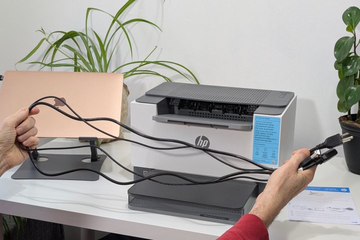 Le Laserjet M209D comprend des câbles USB et d'alimentation courts.