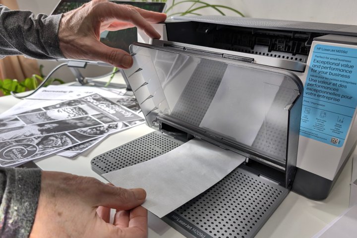 La couverture en papier du Laserjet M209D se soulève pour un accès plus facile.