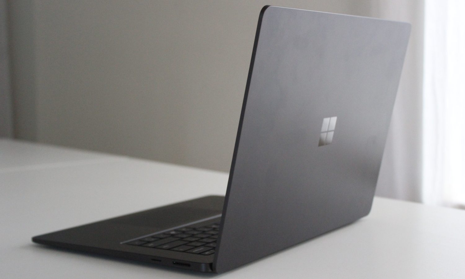Le couvercle de la 7e édition de l'ordinateur portable de surface.