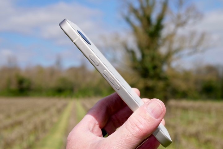 Une personne tenant le Google Pixel 9a montrant l'équipe.