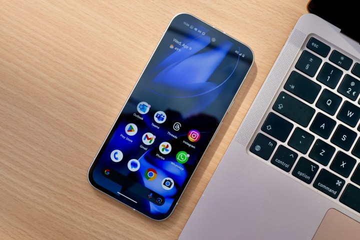 Le Google Pixel 9A sur une table montrant l'écran.