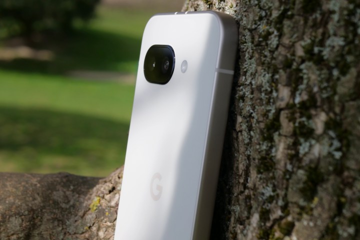 Le côté du Google Pixel 9A.