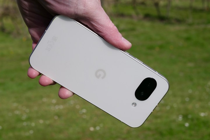 Une personne tenant le Google Pixel 9A.