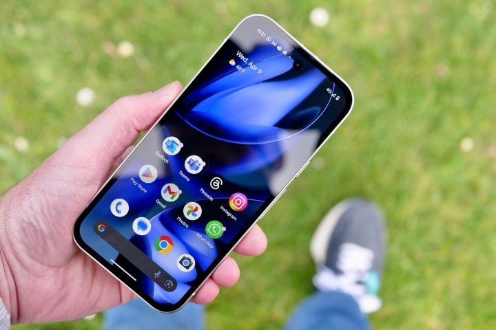 Une personne tenant le Google Pixel 9a montrant l'écran.