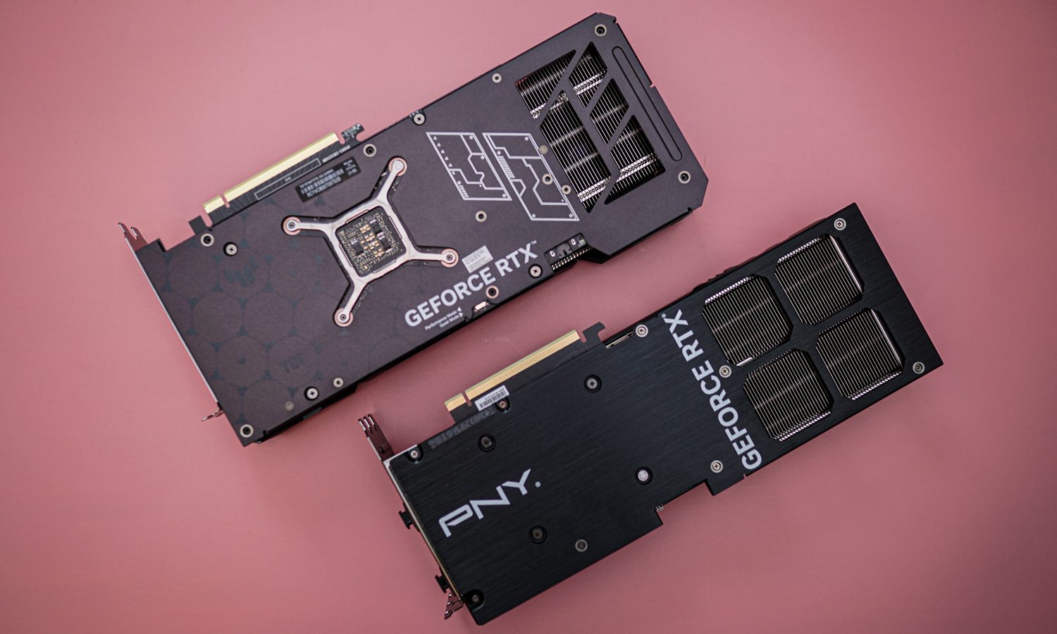 Le dos de deux cartes RTX 4070 Ti Super Graphics.