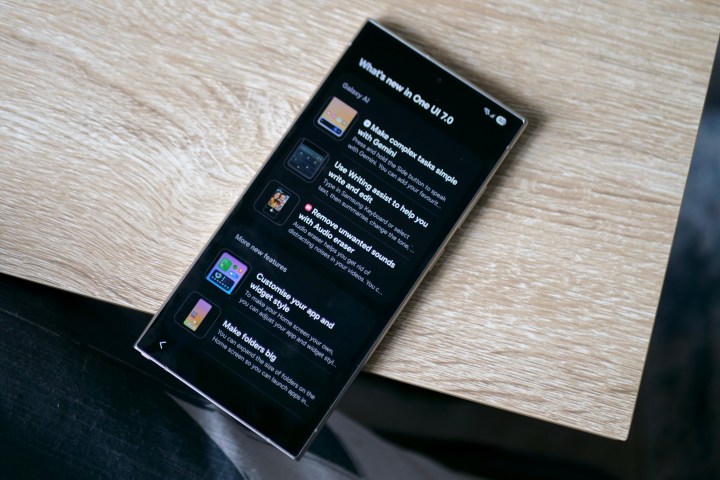 Une liste de nouvelles fonctionnalités dans une UI 7 sur le Samsung Galaxy S24 Ultra.
