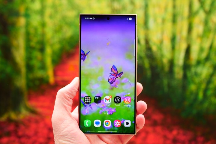 Une personne tenant le Samsung Galaxy S24 Ultra.