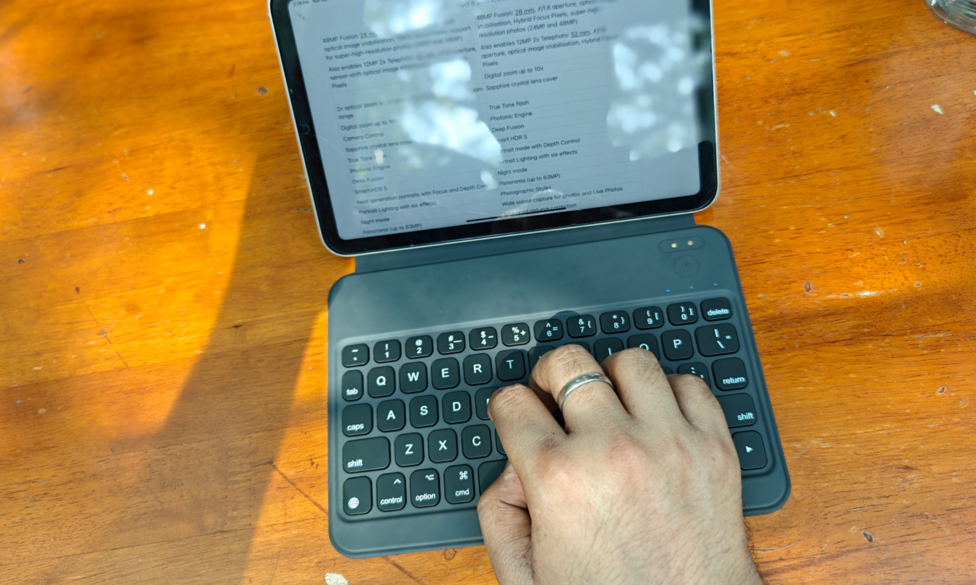 Taping sur le clavier HOU pour l'iPad Mini.