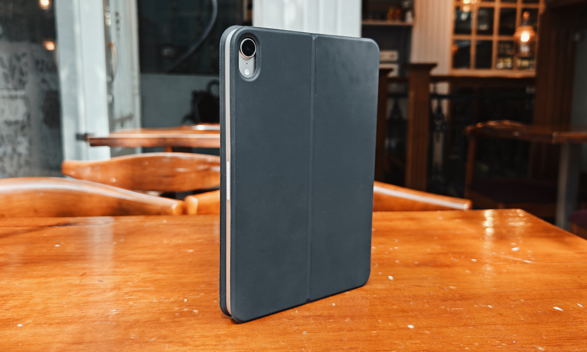 Vue debout arrière du clavier HOU pour l'iPad Mini.