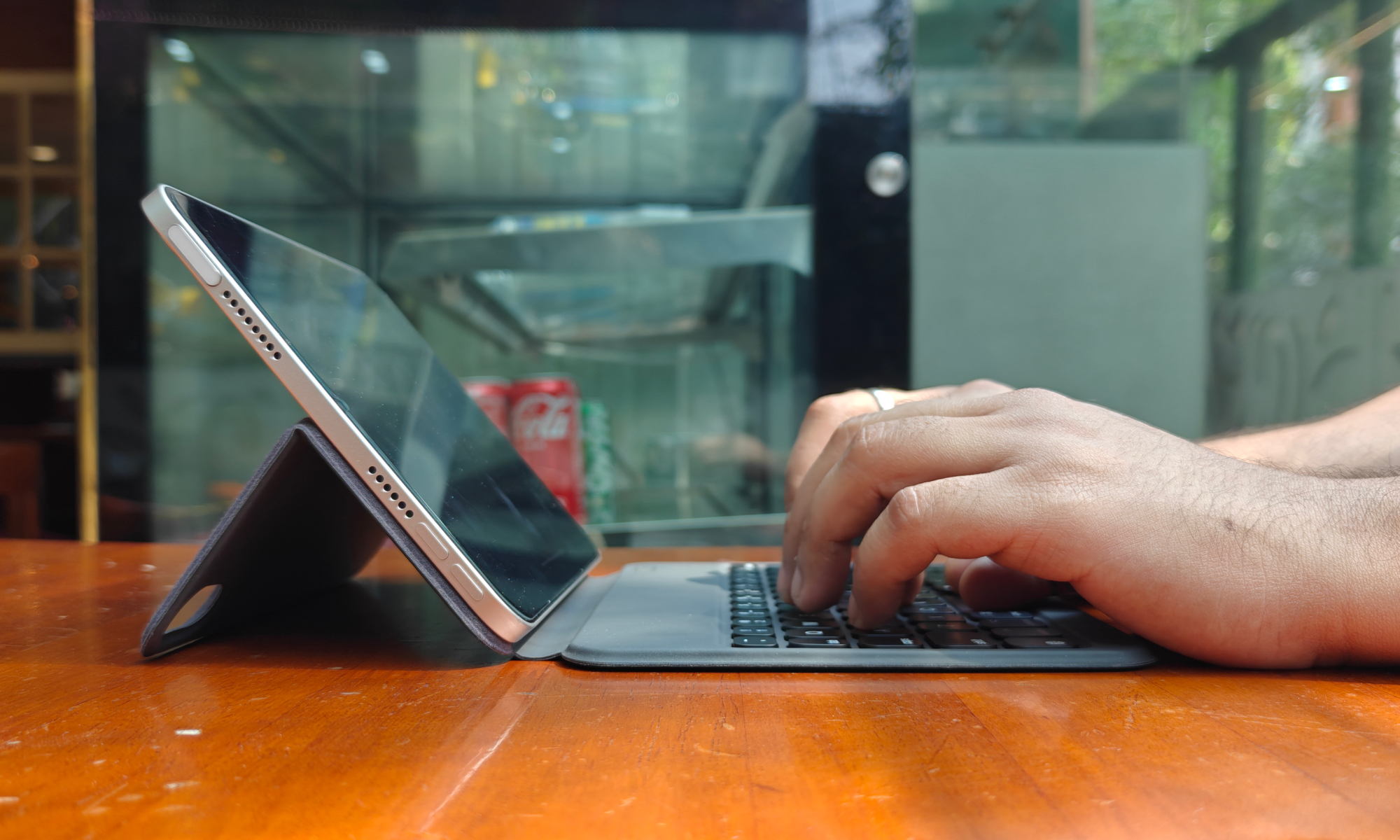 Tapage de la vue latérale du clavier HOU pour l'iPad Mini.