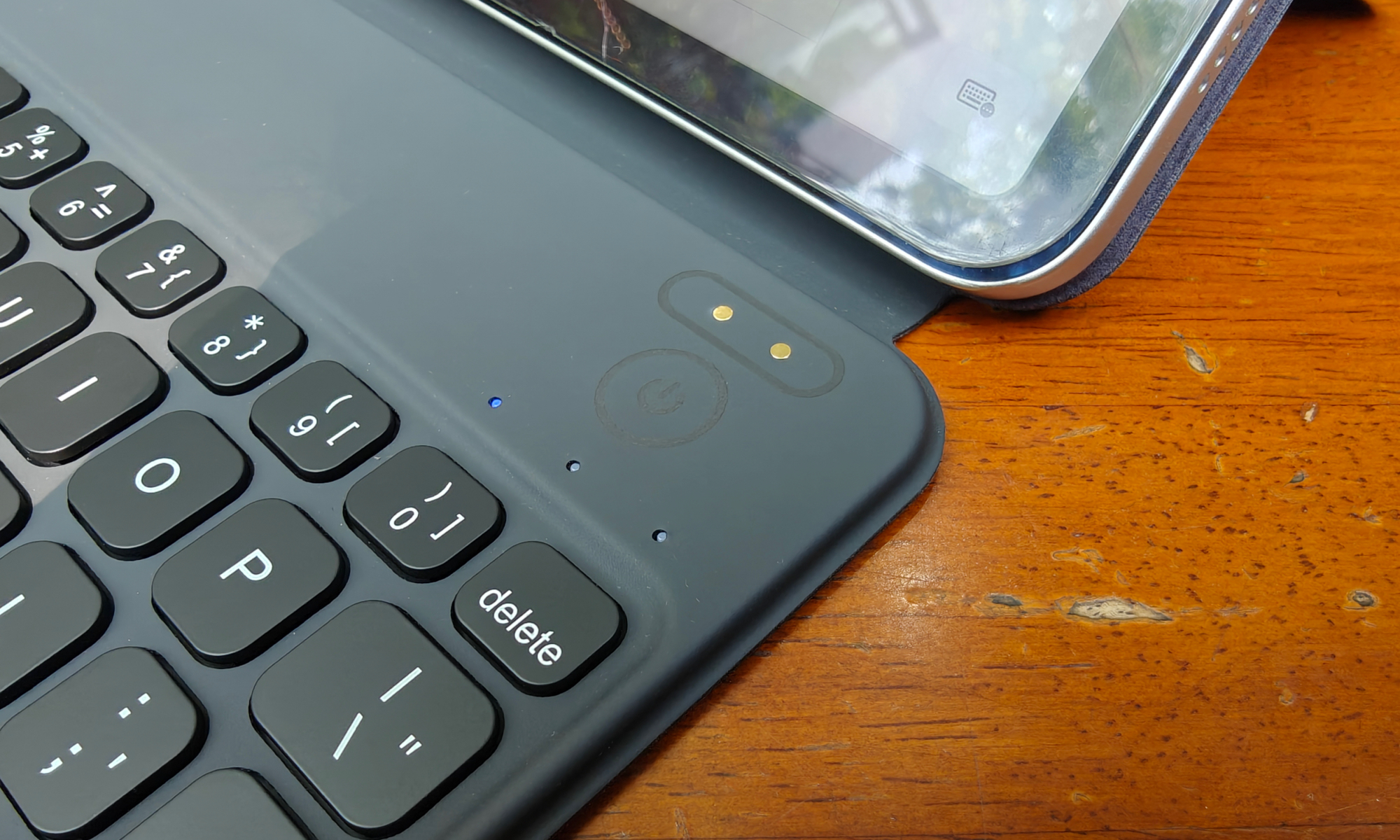 Pin magnétique sur le clavier HOU pour l'iPad Mini.