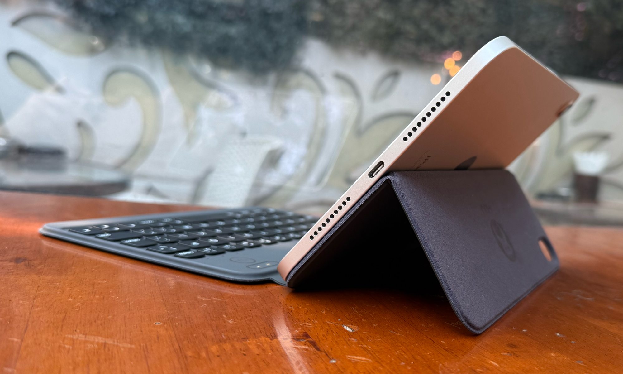 Pliant arrière sur le clavier HOU pour l'iPad Mini.