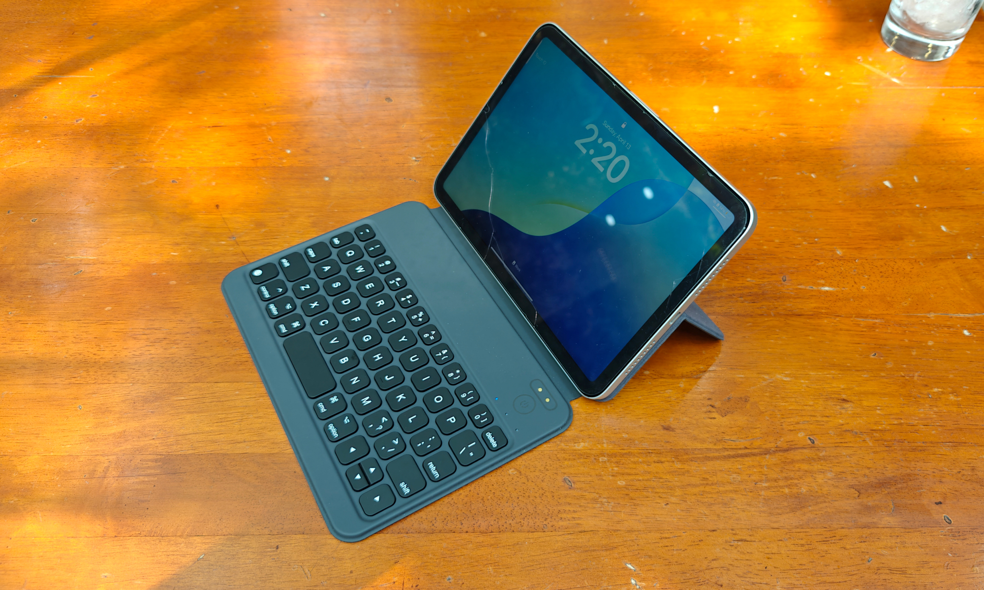 Vue latérale d'une tablette et du clavier HOU pour l'iPad Mini.
