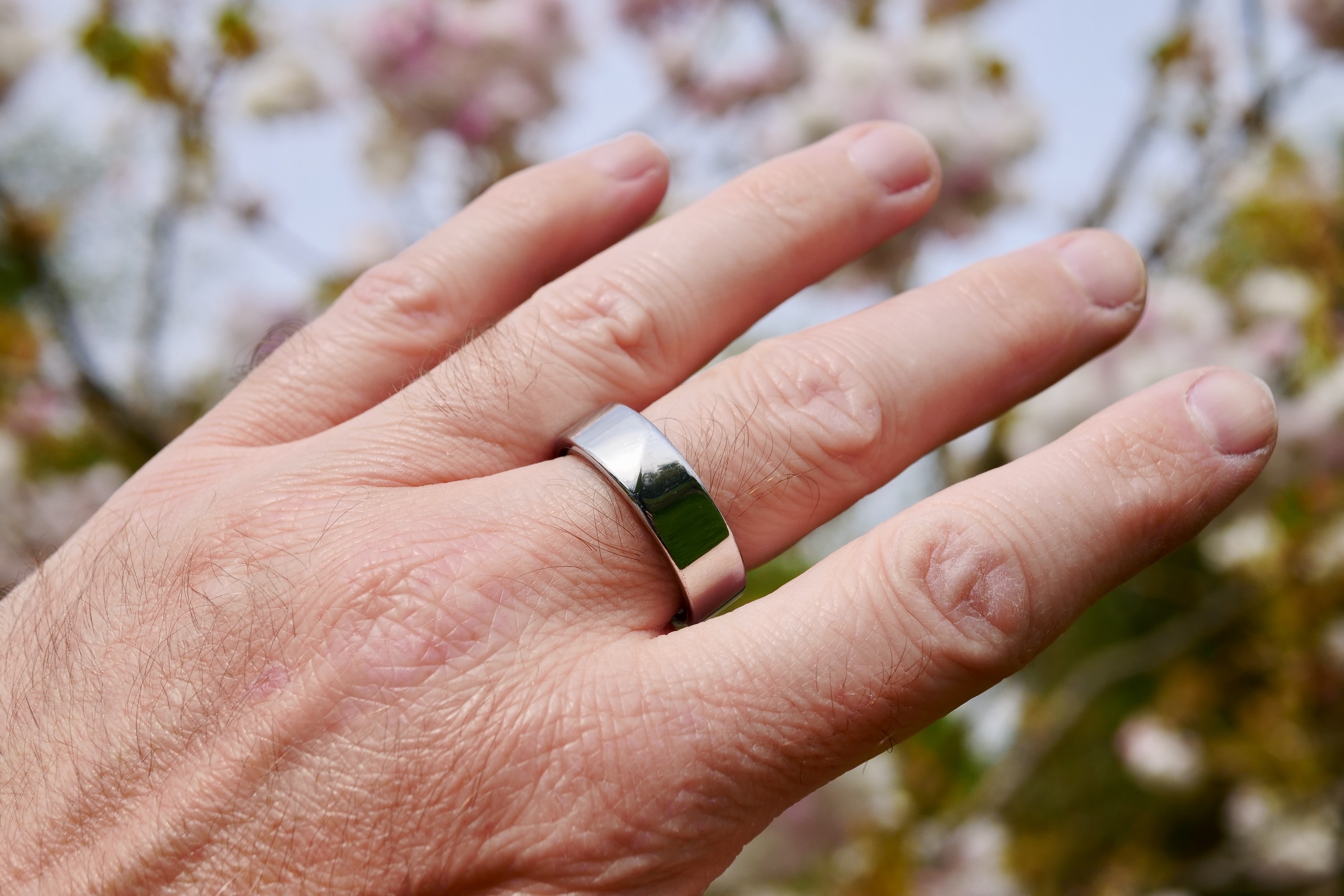 Une personne portant la bague Luna.