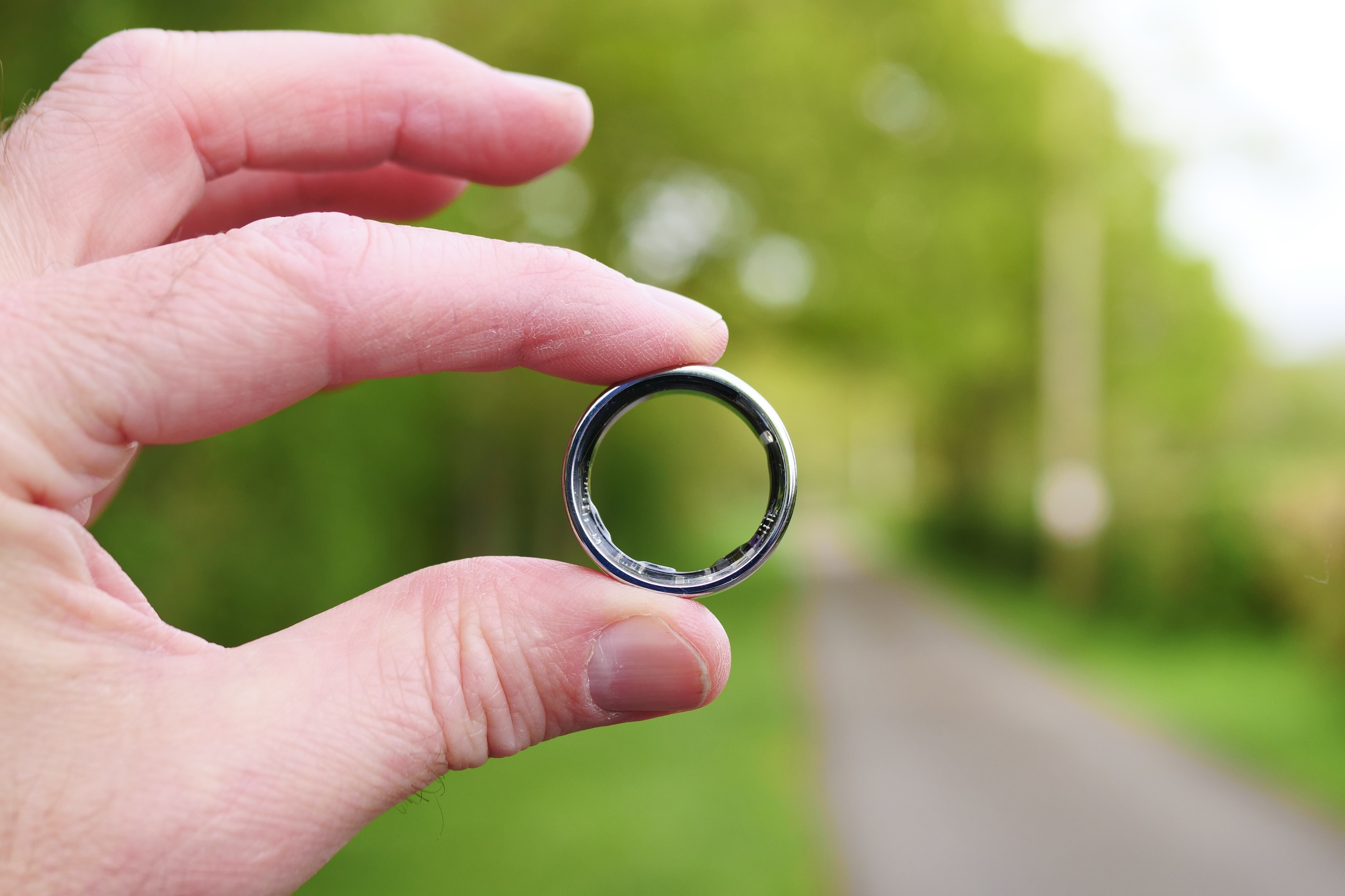 Une personne tenant l'anneau de bruit Luna.