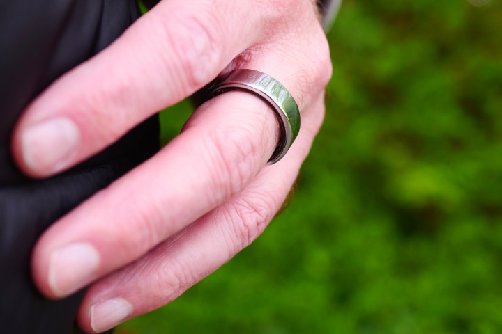 Une personne portant la bague Luna.