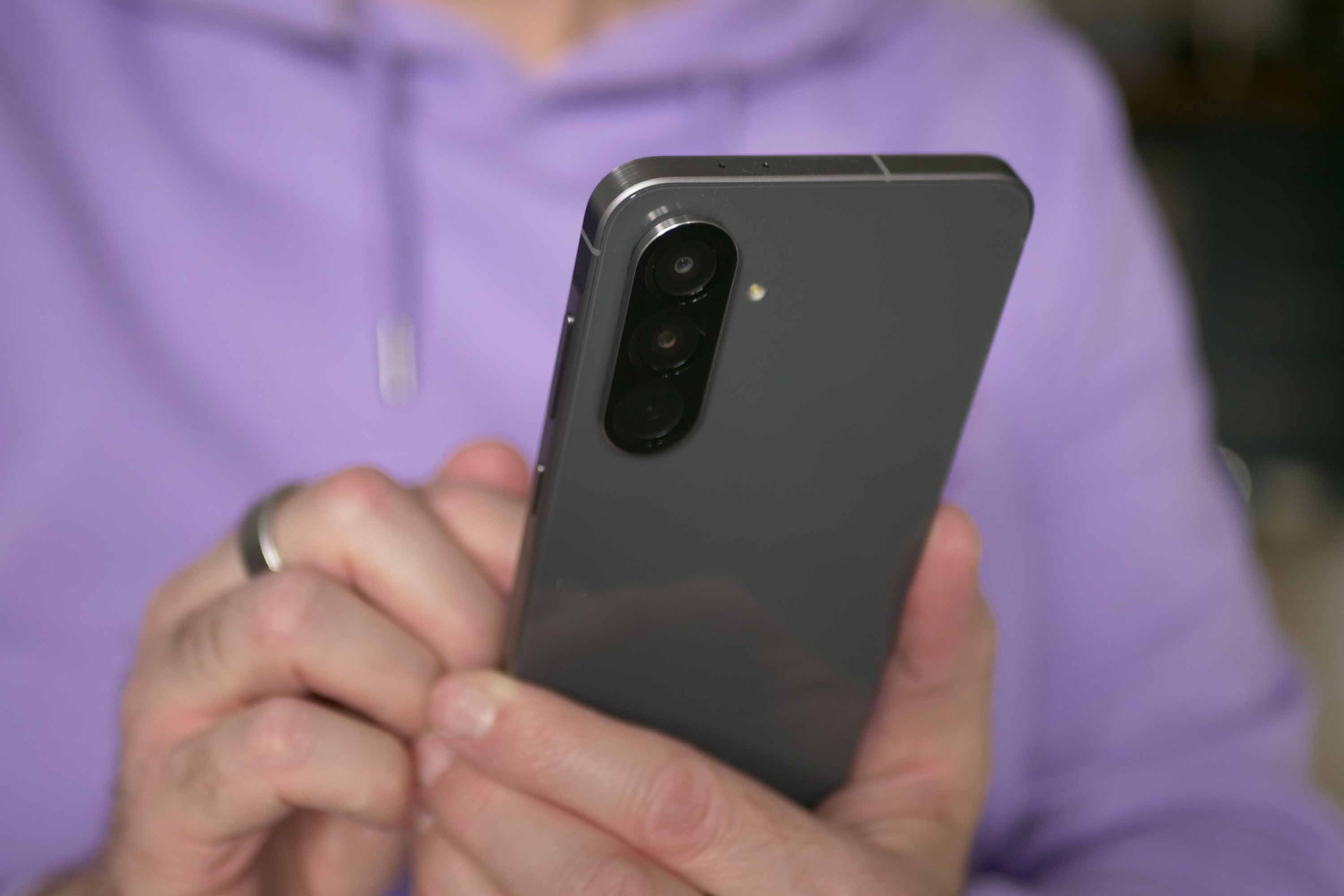 Une personne tenant le Samsung Galaxy A56.