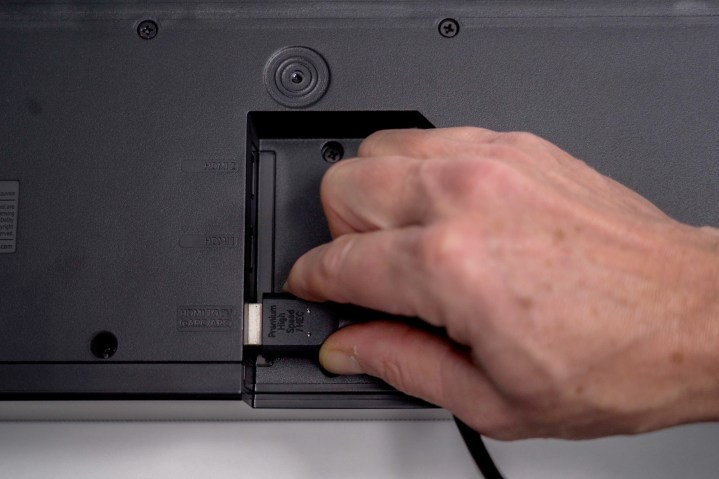 Insertion d'un câble HDMI sous la barre de son Samsung Q990B