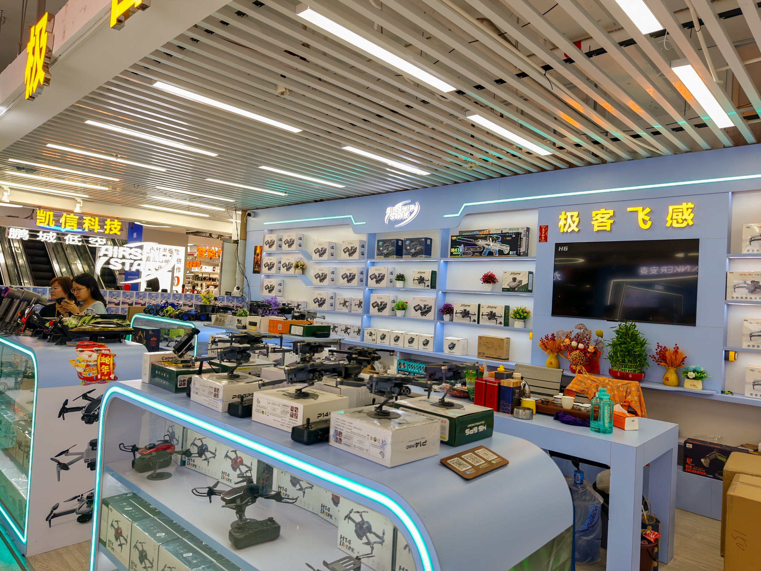 Un stand de marché à Huaqiangbei vendant des drones et plus