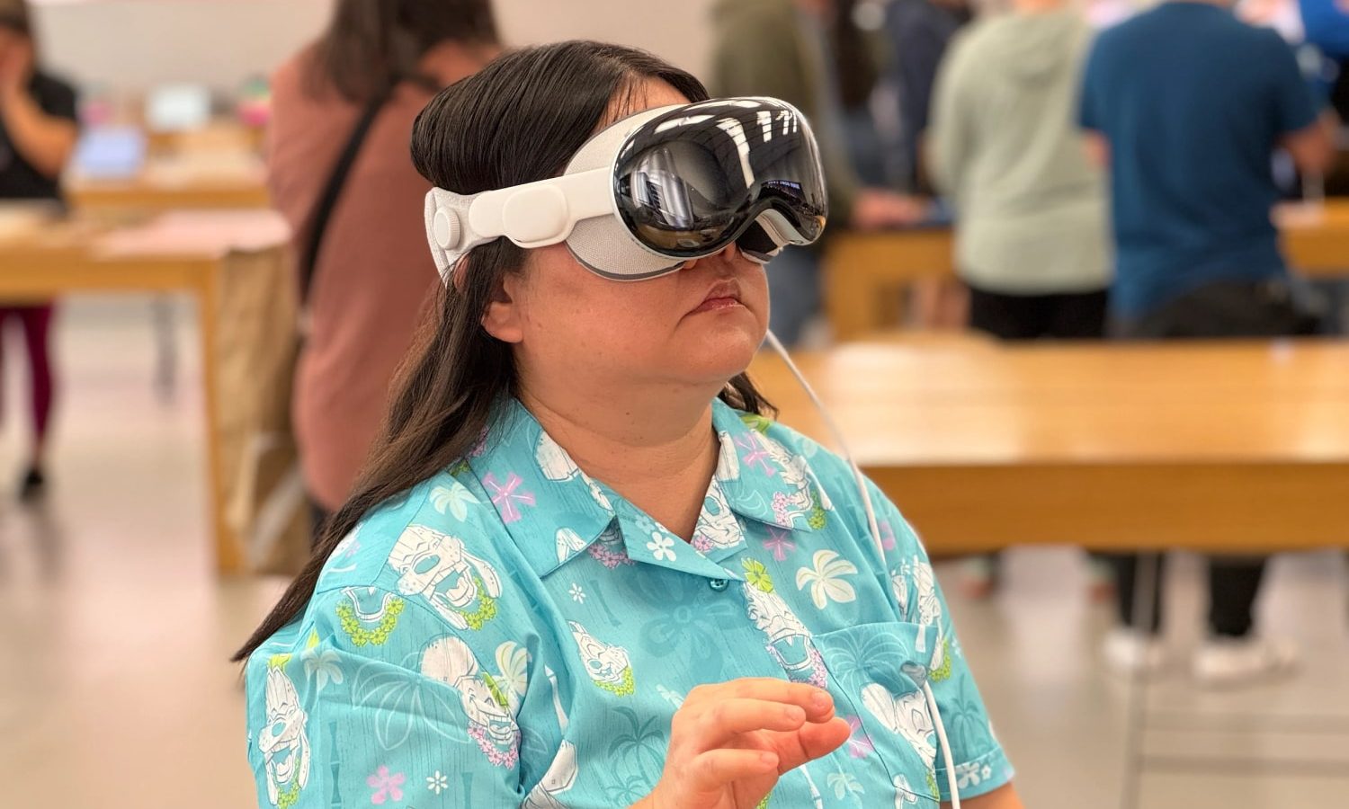 Une personne portant l'unité de démonstration Apple Vision Pro dans un magasin Apple.