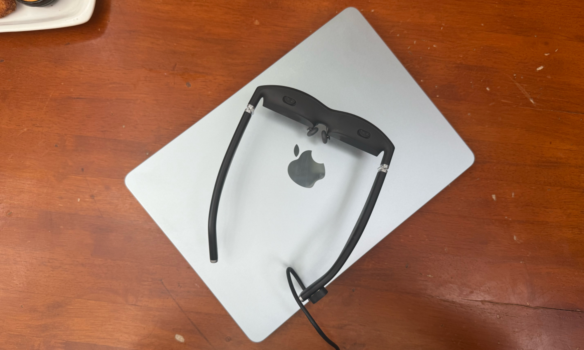 Vit une vitrine des lunettes intelligentes reposant sur un ordinateur portable de pomme.