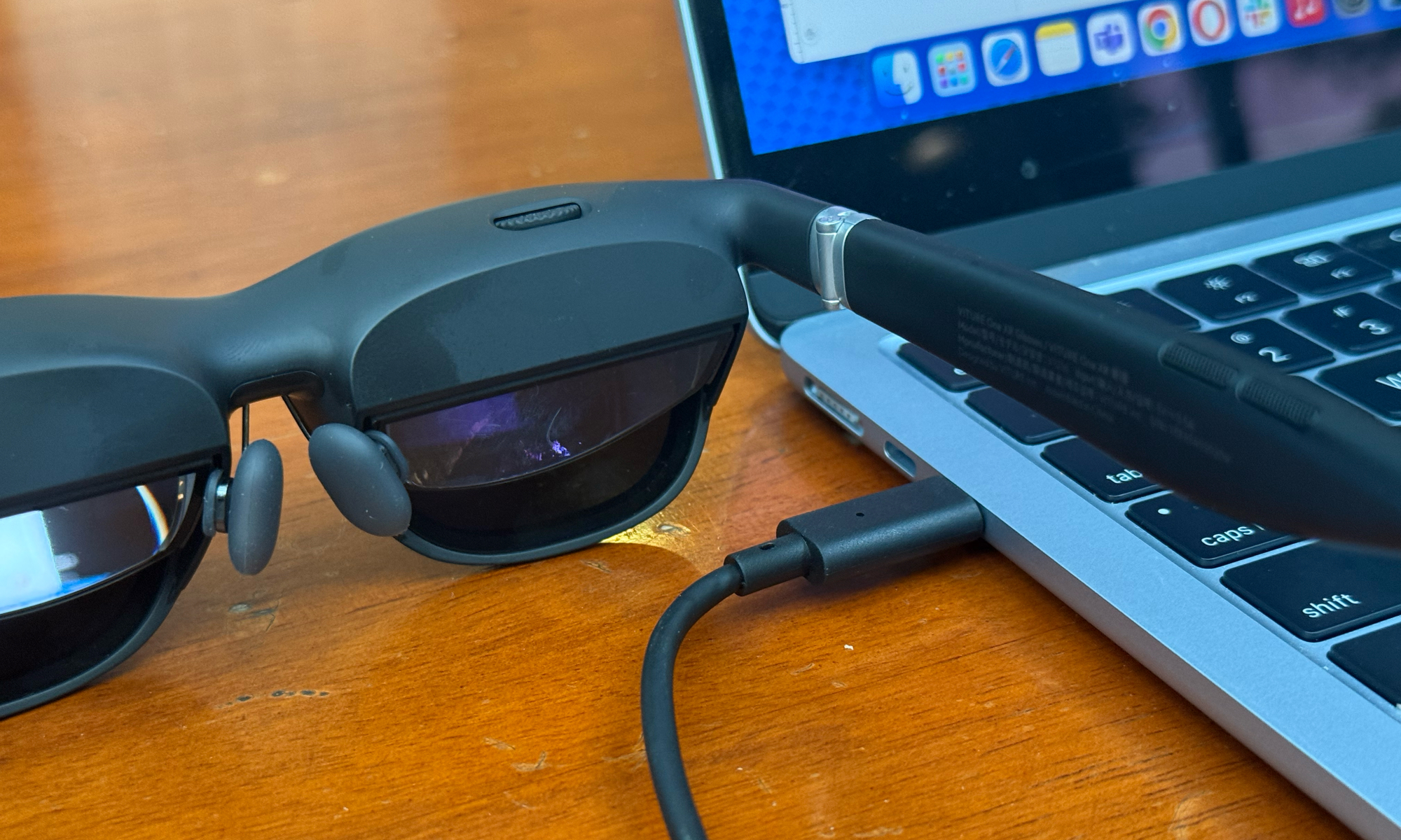 Vit une vitrine des lunettes intelligentes connectées à un Mac.