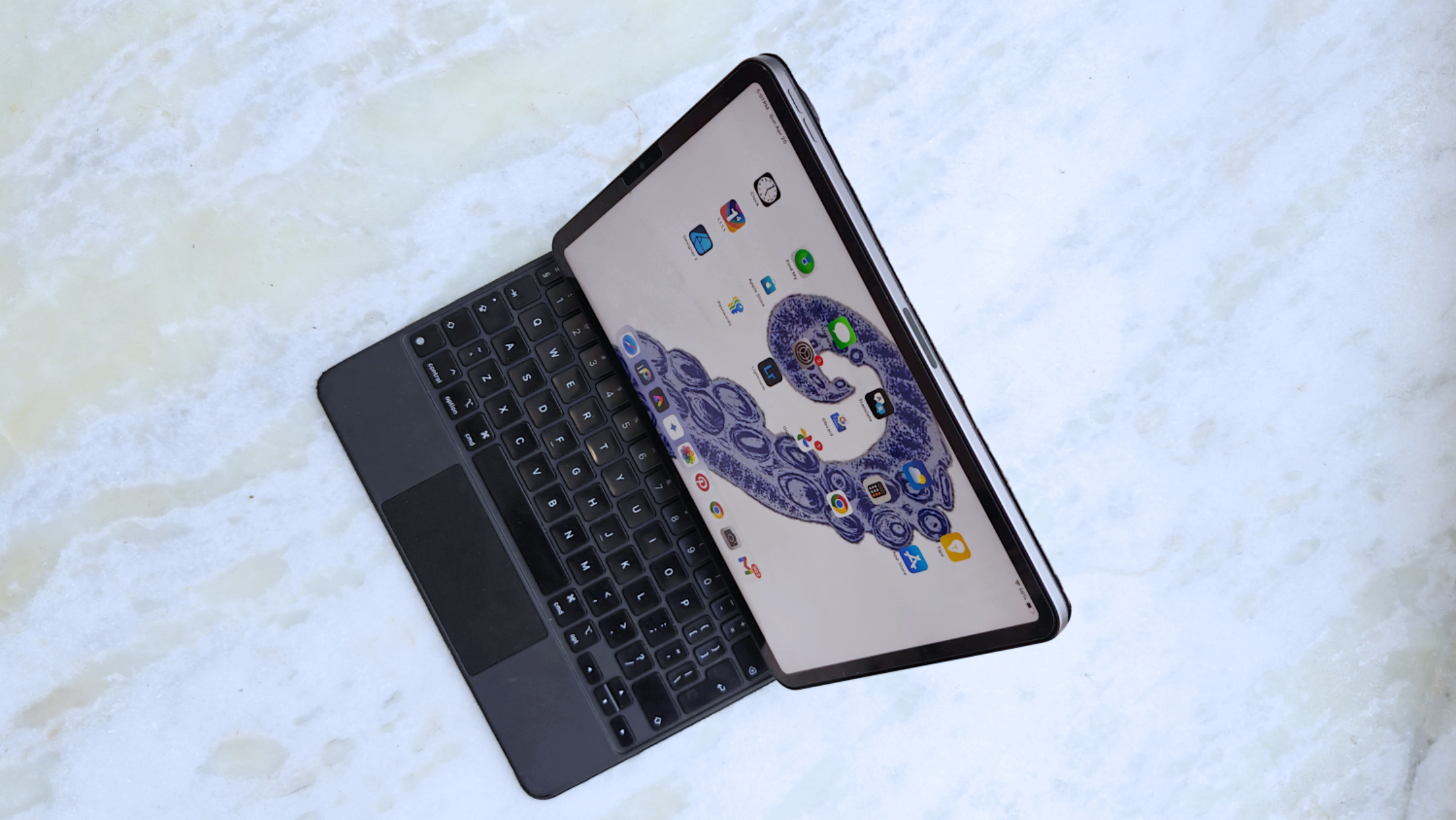 Vue de dessus de l'iPad Pro 2021 avec clavier magique.