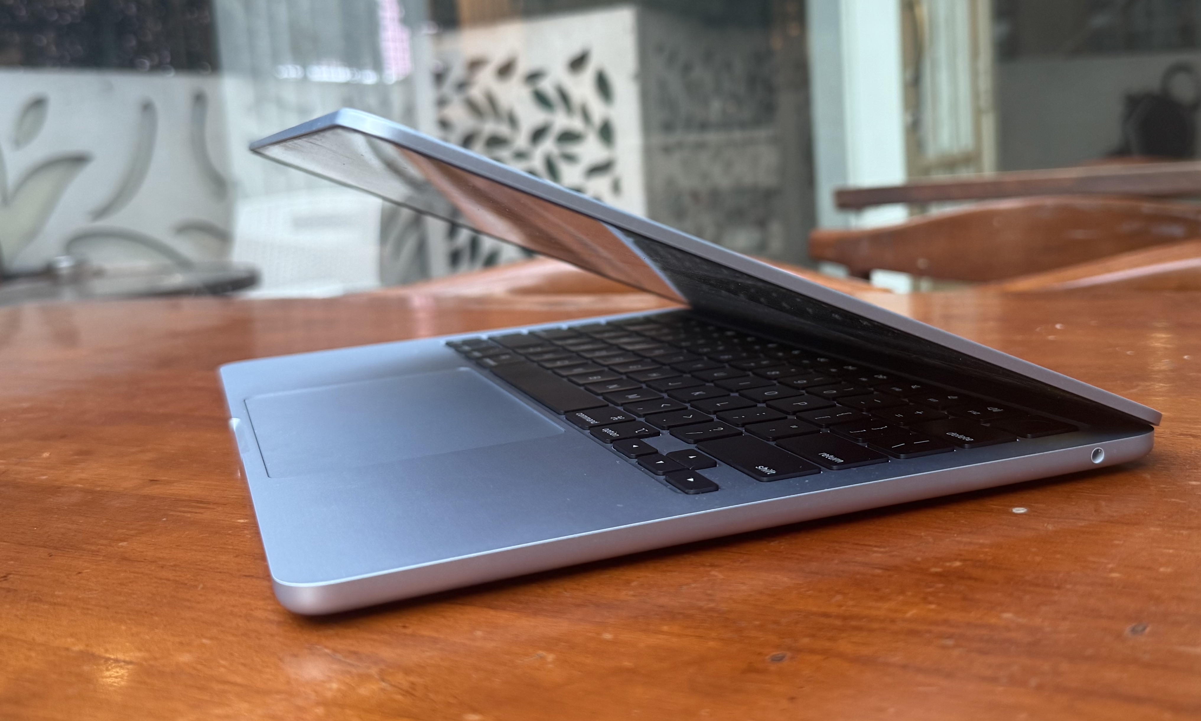 Vue latérale du M4 MacBook Air.