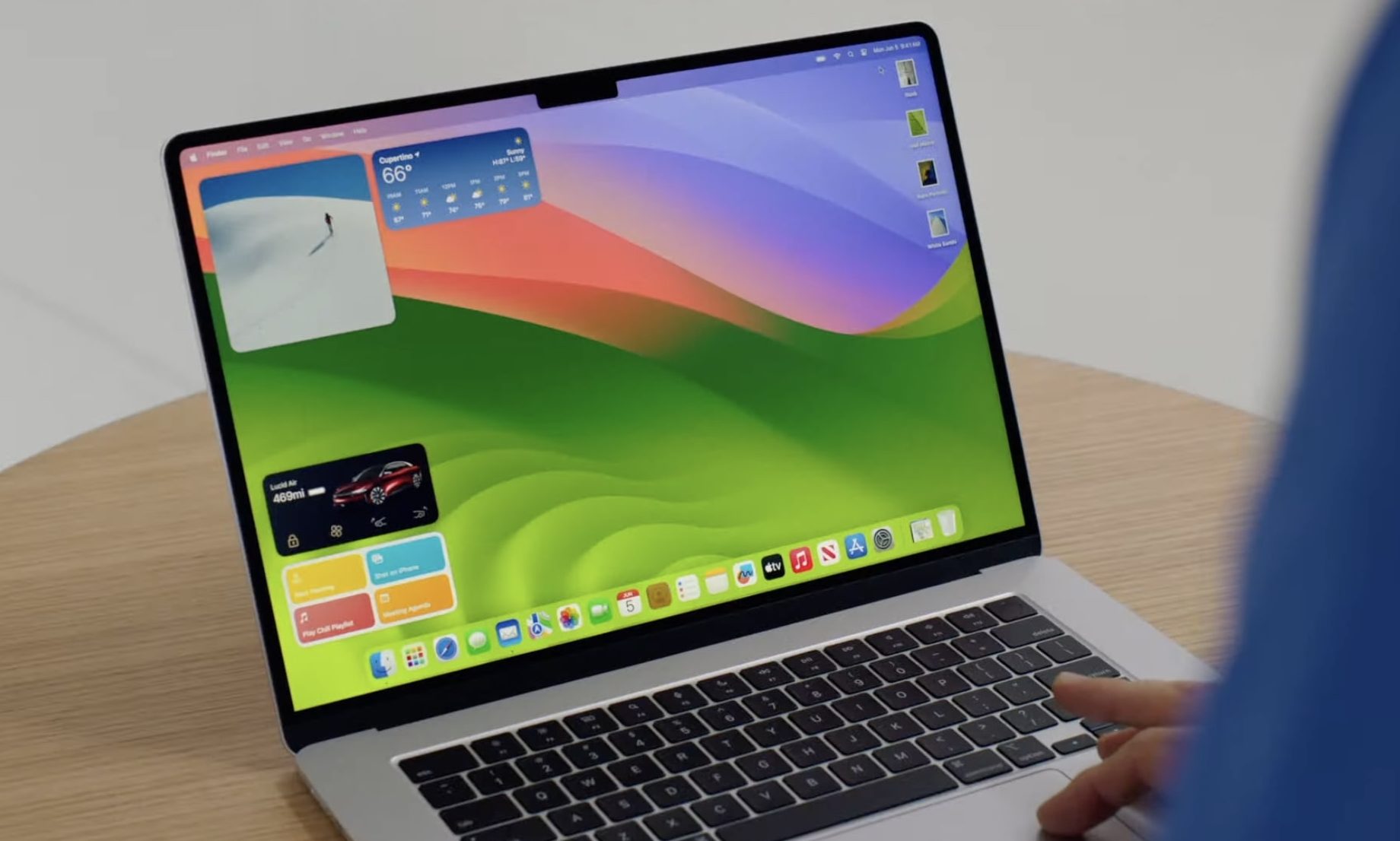 MacBook Air de 15 pouces d'Apple sur un bureau, avec MacOS Sonoma fonctionnant sur son écran.