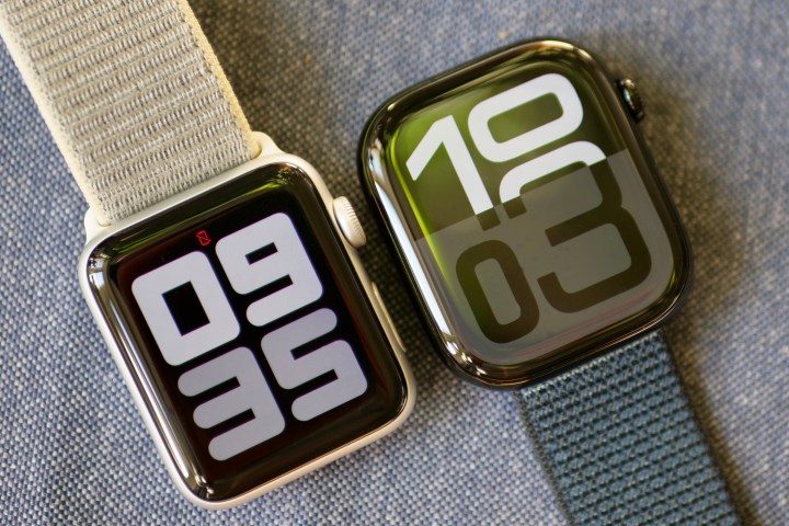 L'Apple Watch Series 10 et l'Apple Watch Series 3, vues de l'avant.