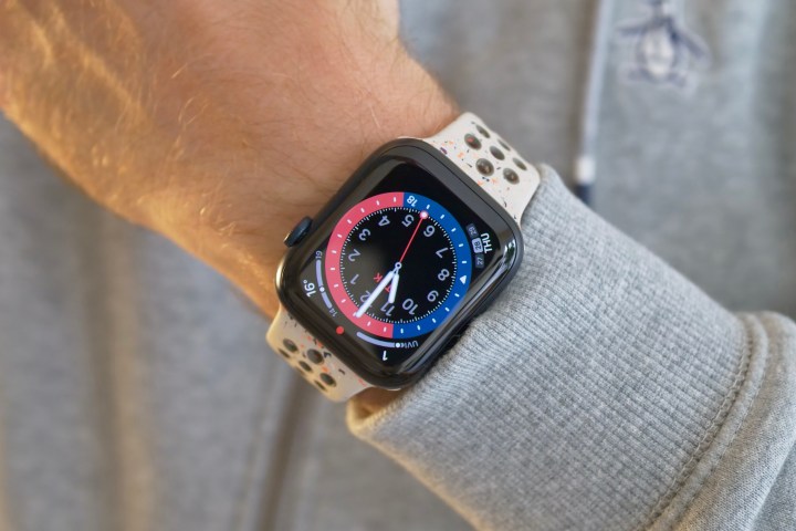 Une personne portant l'Apple Watch Series 9.
