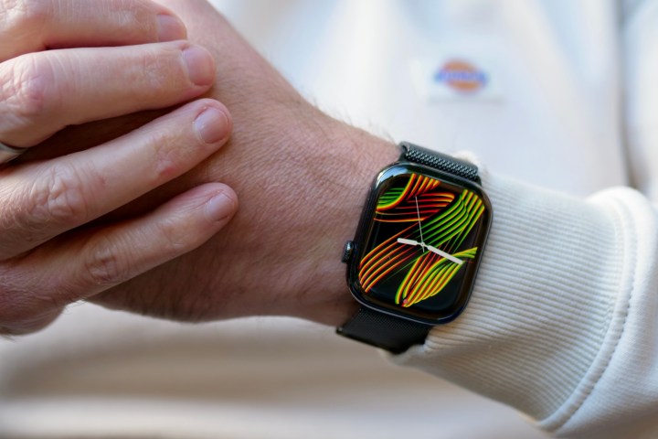 Une personne portant l'Apple Watch Series 10.
