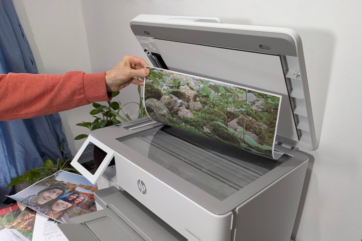 L'OfficeJet Pro 9730E peut scanner des impressions 11x17 dans son grand scanner à plat.