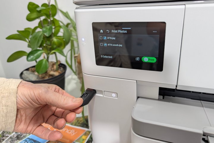 HP a facilité l'impression sans rendez-vous avec le port USB de OfficeJet Pro 9730e.